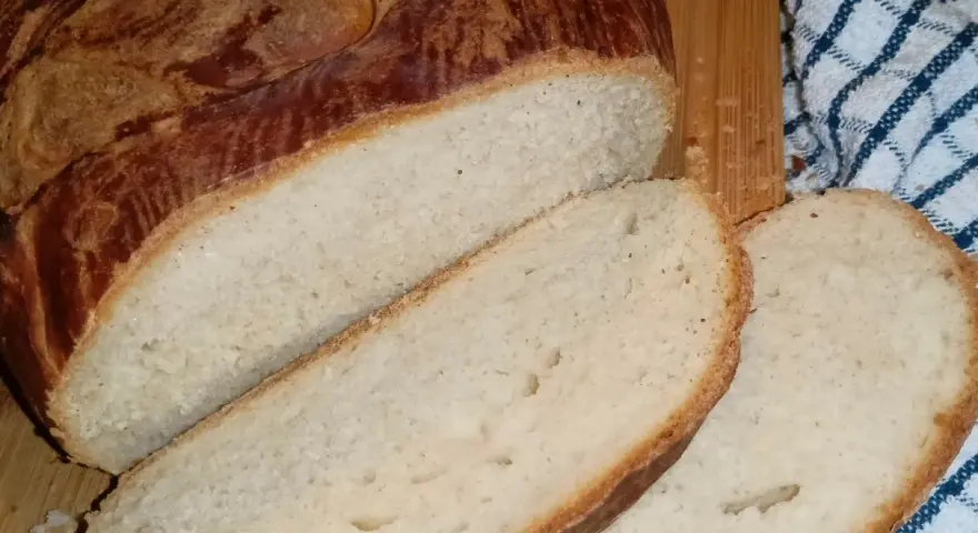 Chleb z sezamem, świeżo upieczony, z chrupiącą skórką i miękkim wnętrzem. Idealny na śniadanie.