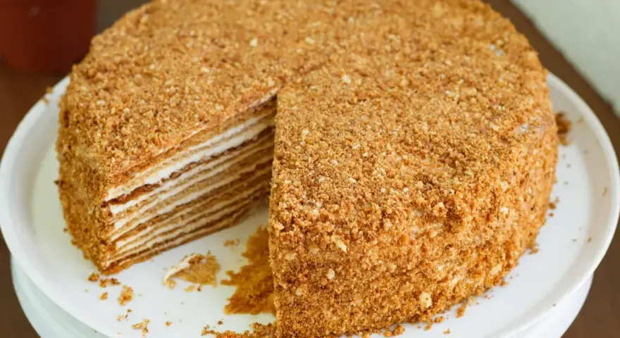 Pyszny tort miodowy, idealny na każdą okazję. Ten przepis na tort zachwyci każdego!