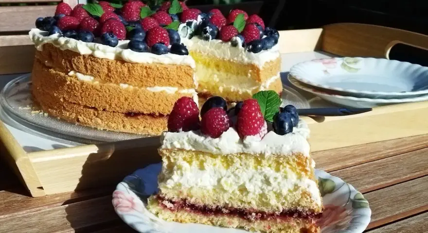 Pyszny tort dla początkujących z malinami i borówkami. Idealny na letnie popołudnie.