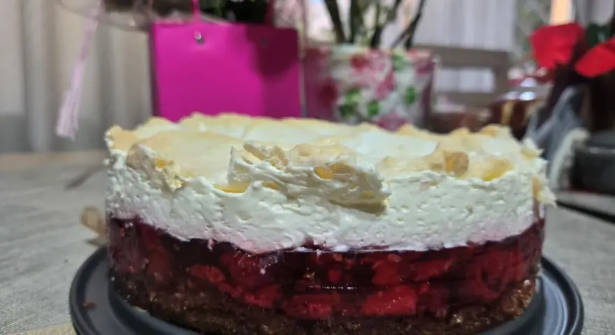 Pyszna malinowa chmurka keto z bezą i owocami, idealna na deser.