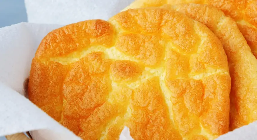 Puszyste, złociste cloud bread, idealne na lekki posiłek. Prosty cloud bread przepis na zdrowe pieczywo.