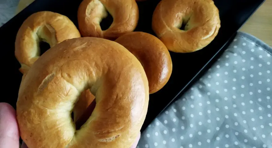 Świeżo upieczone bajgle, idealne na śniadanie. Prosty bajgle przepis, który każdy może wypróbować.