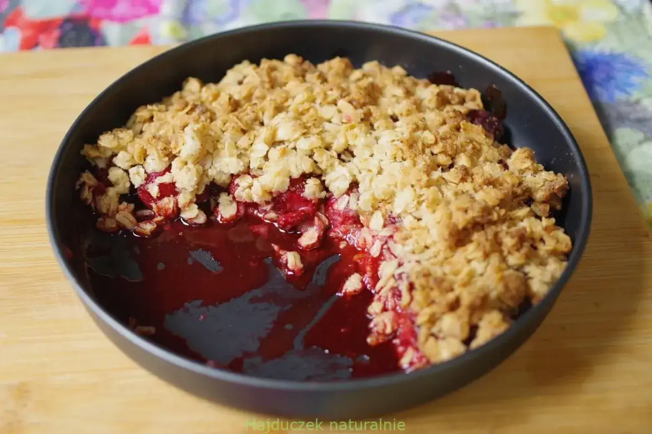 Pyszny, domowy crumble z truskawkami, z chrupiącą kruszonką i soczystym, czerwonym nadzieniem.