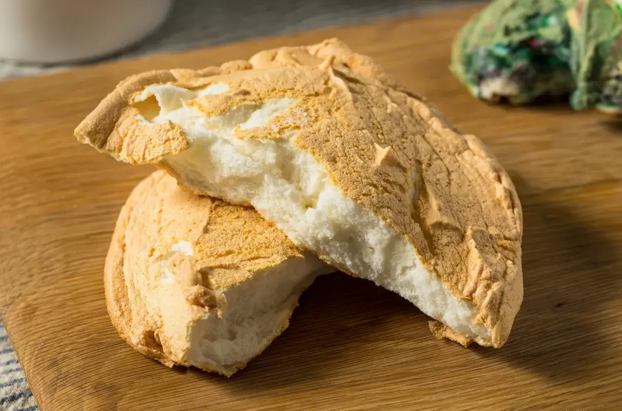 Puszyste, złociste cloud bread, przecięte na p&oacute;ł, odsłaniające biały, lekki środek. Idealne na lekki posiłek.