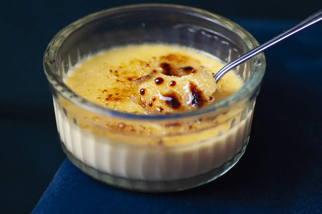Kremowy deser z karmelizowaną sk&oacute;rką, idealny na deser. Ten creme brulee przepis jest prosty i pyszny.