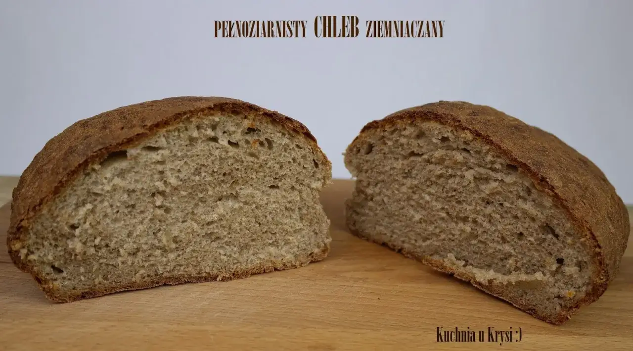 Puszysty chleb z ziemniakami, przekrojony na pół, prezentuje swoje pełnoziarniste wnętrze. Idealny na kanapki.