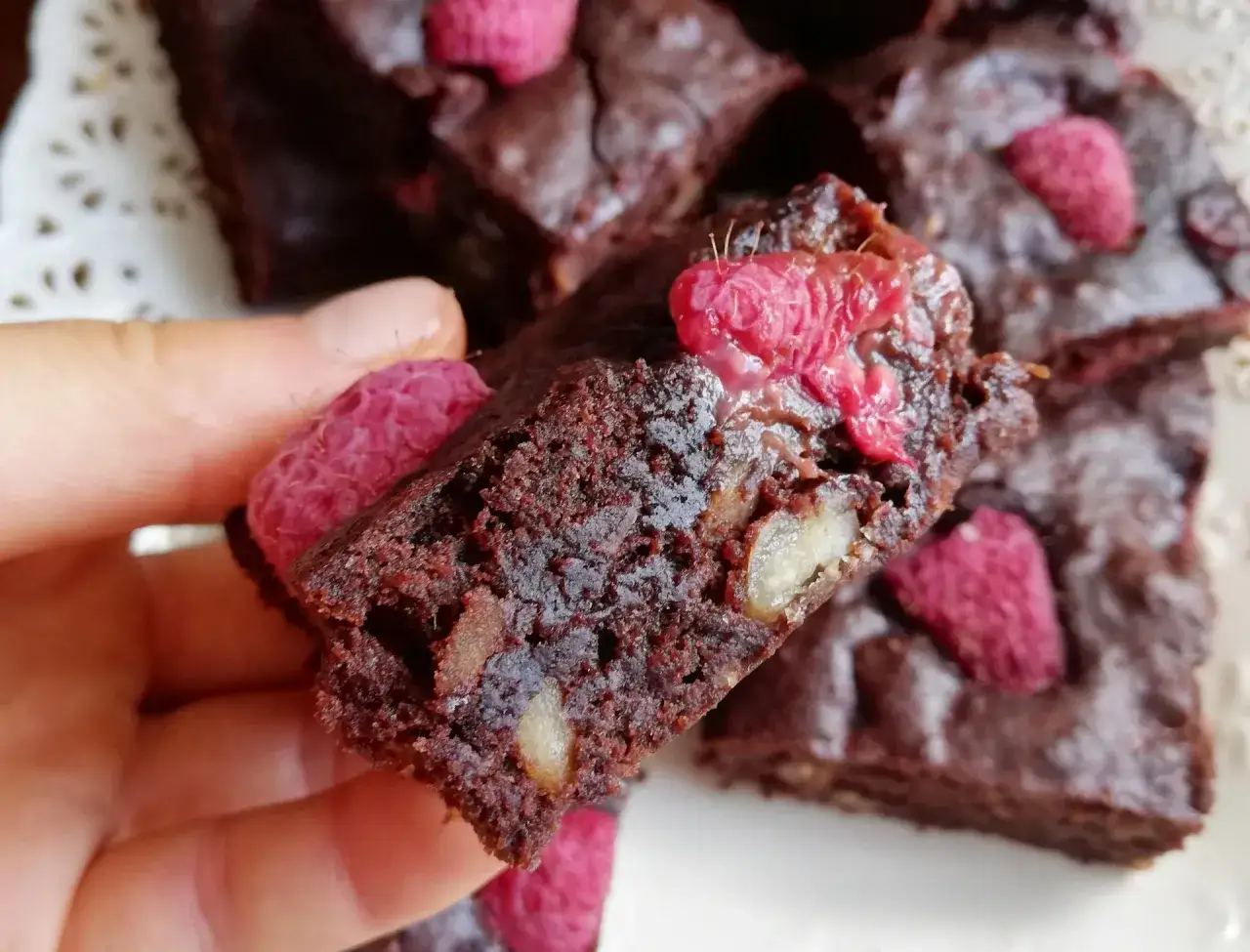 Wilgotne brownie z malinami i orzechami, idealne na deser.