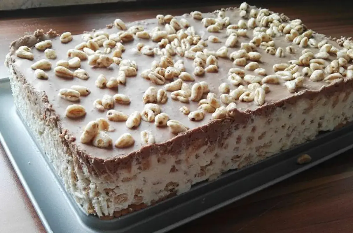 Pyszny kinder country bez pieczenia, z kremowym nadzieniem i chrupiącą polewą z ekspandowanych ziaren. Idealny deser dla każdego!