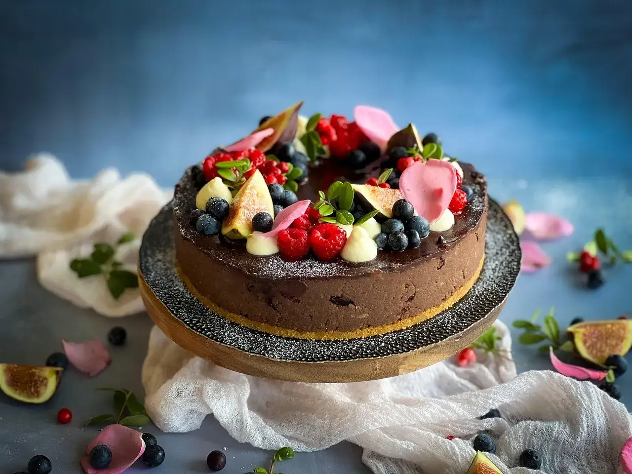 Czekoladowy tort z owocami leśnymi i figami. Idealny pomysł, jak zrobić tort na specjalną okazję.