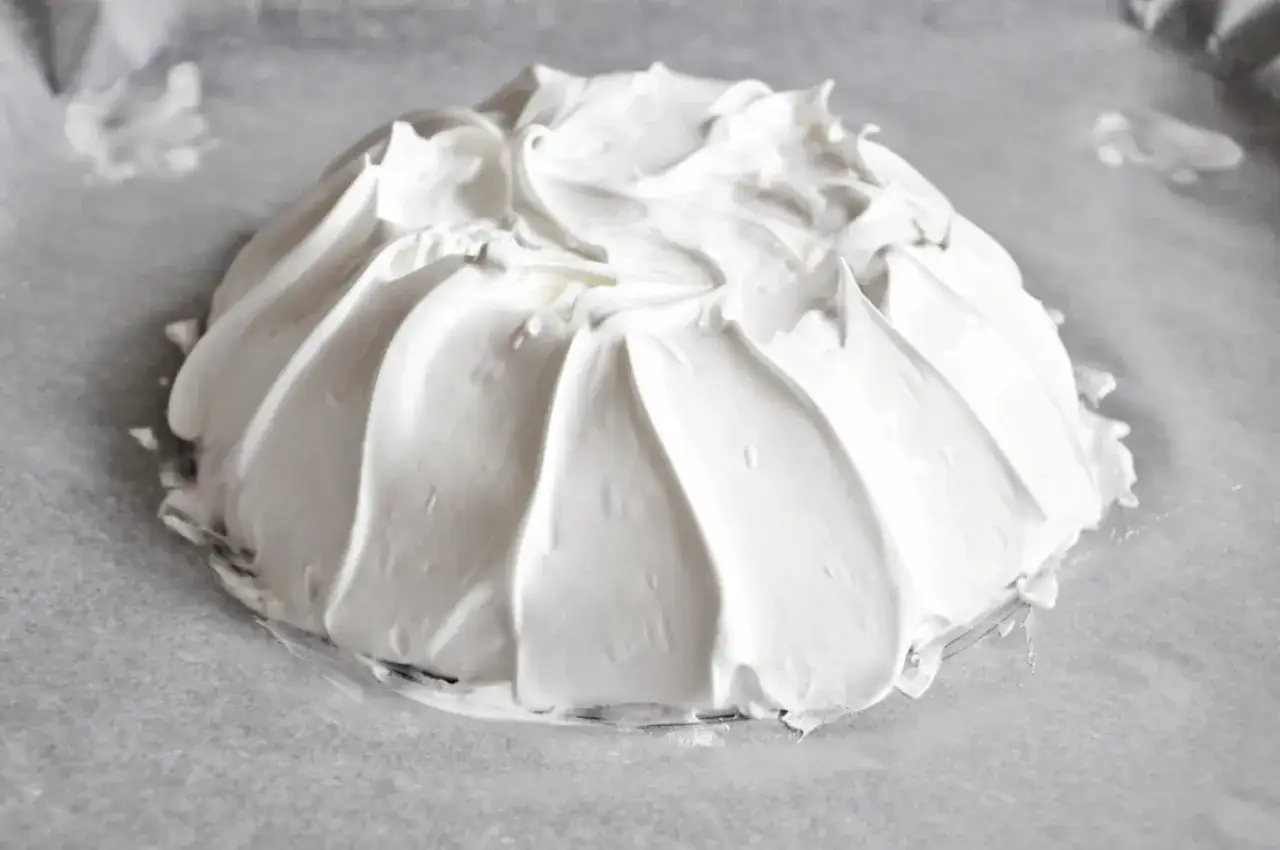 Beza pavlova kt&oacute;ra zawsze wychodzi, puszysta i biała, uformowana na papierze do pieczenia.